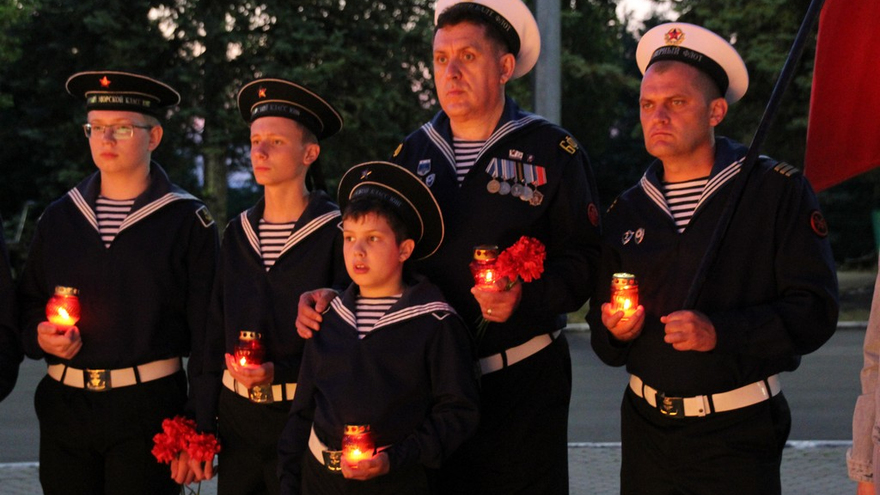 День памяти и скорби: в саратовском Парке Победы зажгли девять тысяч свечей