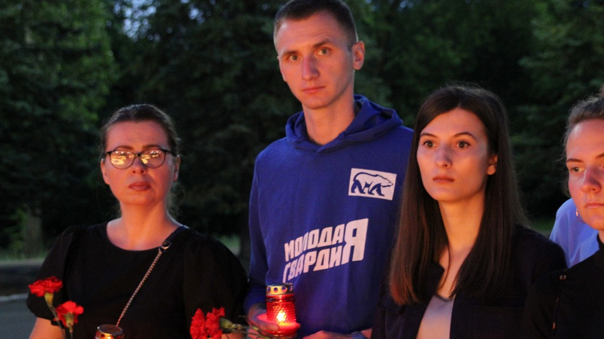 День памяти и скорби: в саратовском Парке Победы зажгли девять тысяч свечей