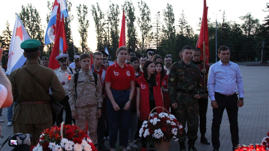 День памяти и скорби: в саратовском Парке Победы зажгли девять тысяч свечей
