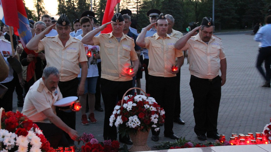 День памяти и скорби: в саратовском Парке Победы зажгли девять тысяч свечей