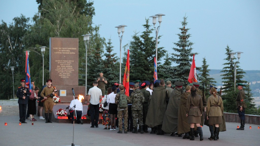 День памяти и скорби: в саратовском Парке Победы зажгли девять тысяч свечей