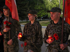 День памяти и скорби: в саратовском Парке Победы зажгли девять тысяч свечей