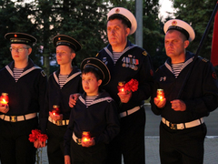 День памяти и скорби: в саратовском Парке Победы зажгли девять тысяч свечей