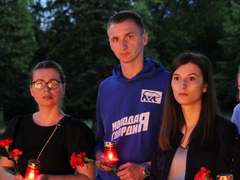 День памяти и скорби: в саратовском Парке Победы зажгли девять тысяч свечей