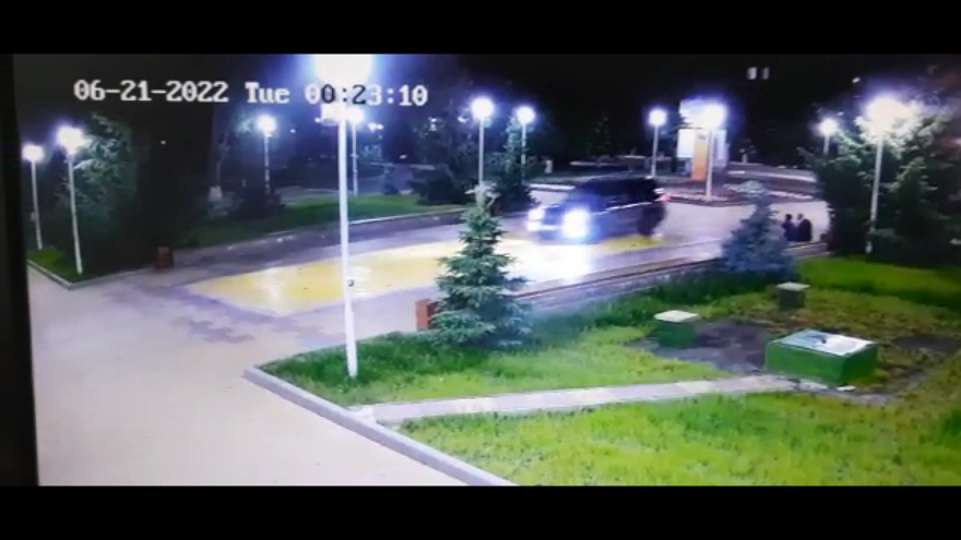 В Балашове лихач на внедорожнике устроил гонку по пешеходной зоне и сломал фонтан