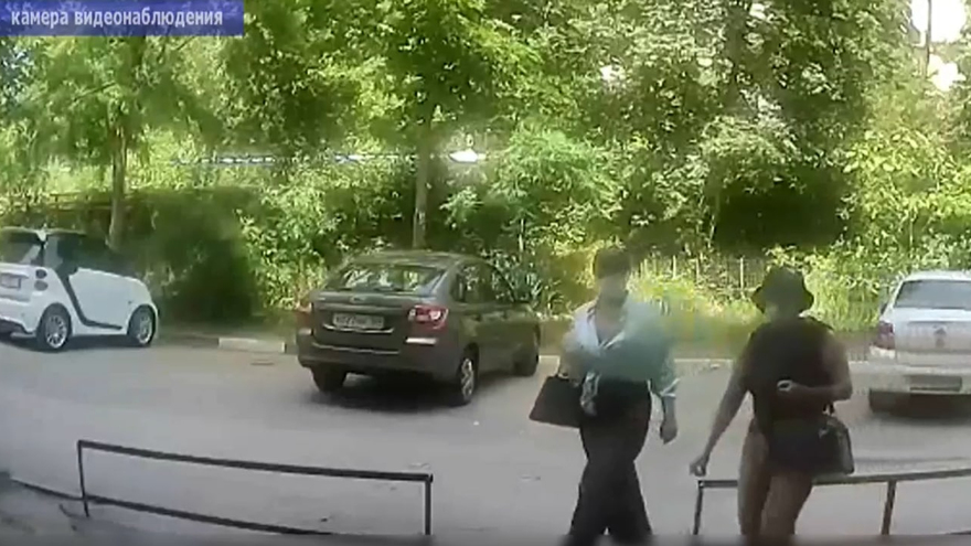 В Саратове пенсионерка отдала сотрудницам Пенсионного фонда больше миллиона из тайника под плитой