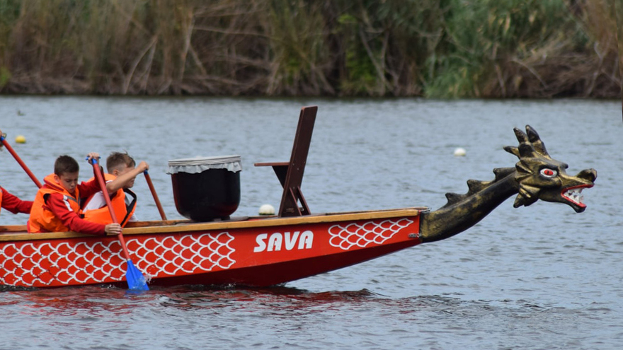 Саратовские спортсмены плавали на драконах по Сазанке