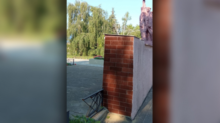 Вандалы сломали ограду памятника воинам, погибшим в годы Великой Отечественной войны