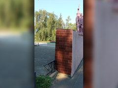 Вандалы сломали ограду памятника воинам, погибшим в годы Великой Отечественной войны