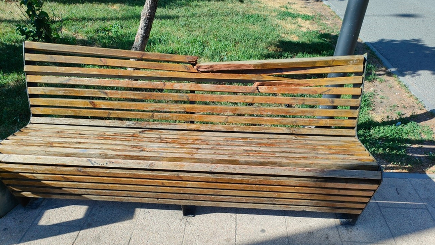 В центре Саратова вандалы атаковали лавочку