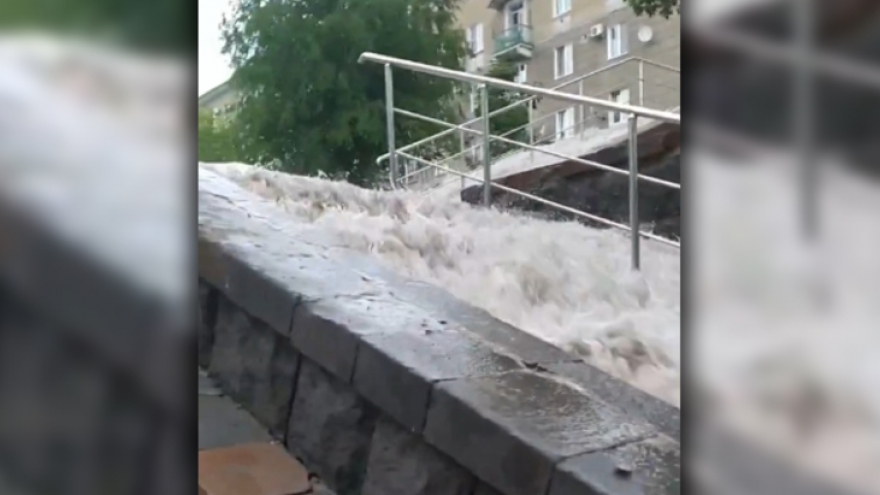 Лестница на саратовской набережной превратилась в водопад