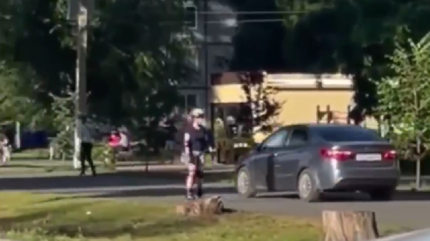 В Балакове автохам на KIA катался среди детей по пешеходной зоне