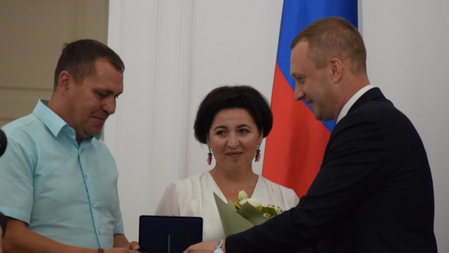 Глава Саратовской области вручил медаль семье священника, в которой 10 детей