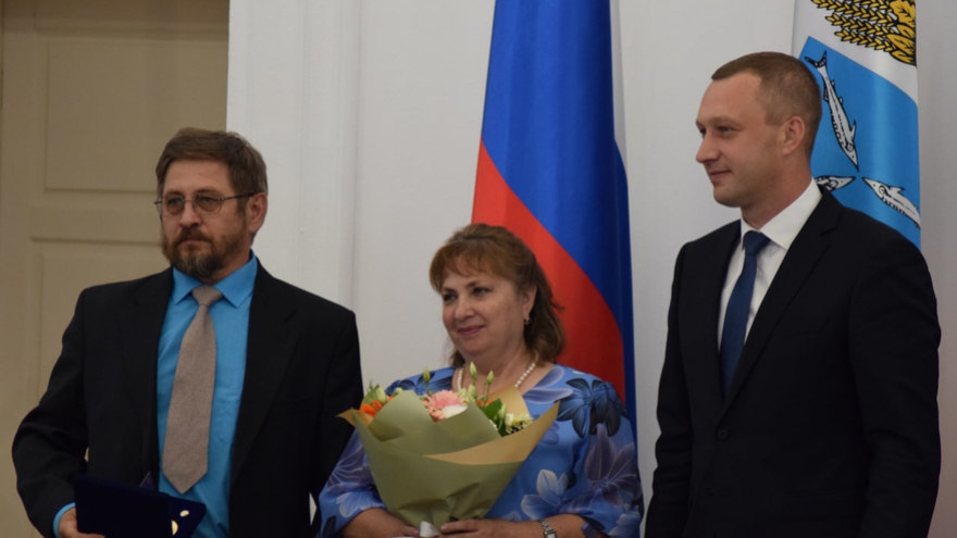 Глава Саратовской области вручил медаль семье священника, в которой 10 детей