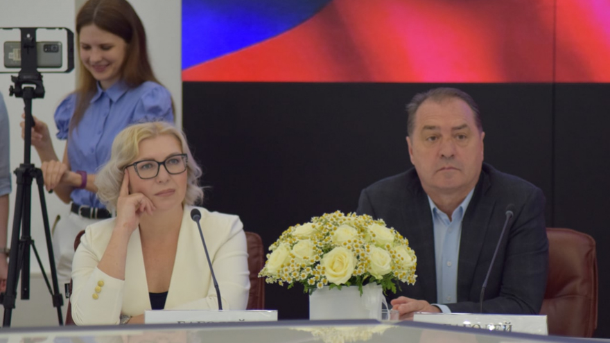 Глава Саратовской области вручил медаль семье священника, в которой 10 детей