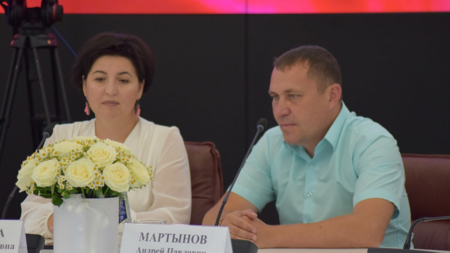 Глава Саратовской области вручил медаль семье священника, в которой 10 детей