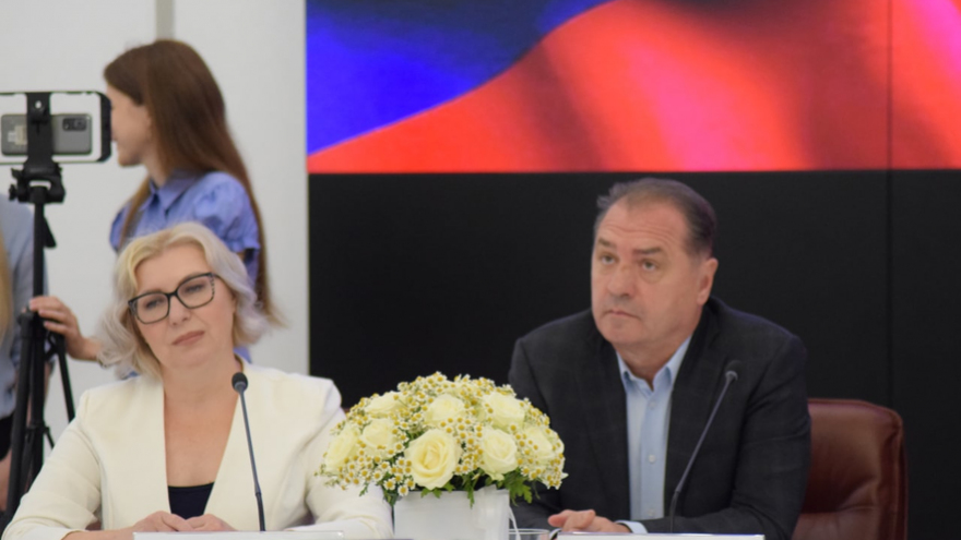 Глава Саратовской области вручил медаль семье священника, в которой 10 детей