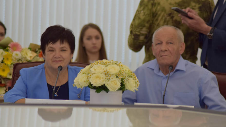 Глава Саратовской области вручил медаль семье священника, в которой 10 детей