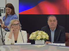 Глава Саратовской области вручил медаль семье священника, в которой 10 детей
