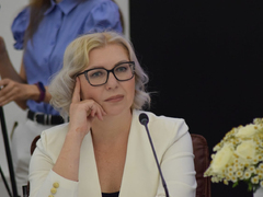 Глава Саратовской области вручил медаль семье священника, в которой 10 детей