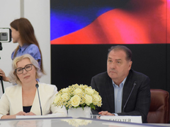 Глава Саратовской области вручил медаль семье священника, в которой 10 детей