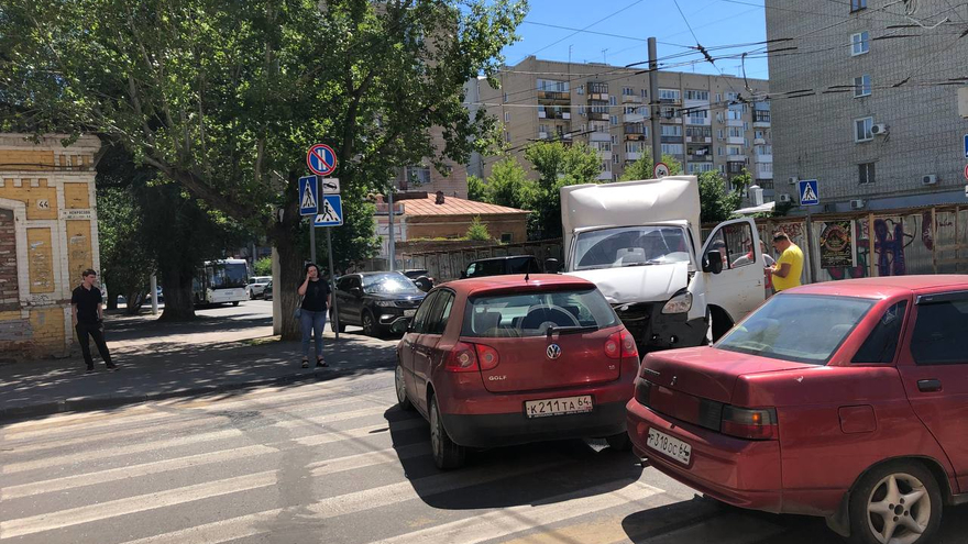 Недалеко от Дворца бракосочетаний Газель протаранила иномарку 