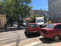 Недалеко от Дворца бракосочетаний Газель протаранила иномарку 