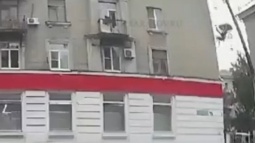 Люлька с рабочим сорвалась со стрелы автокрана. Видео