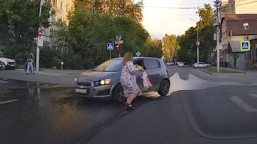 В Саратове водятел на Chevrolet едва не сбил женщину на пешеходном переходе