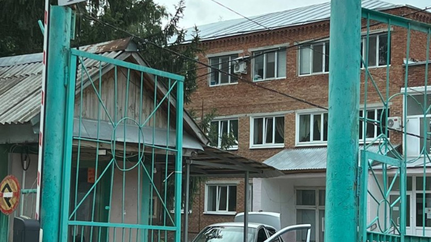 Олег Костин побывал на стройке поликлиники в Базарном Карабулаке, сходил в лес за грибами и спел про русское поле
