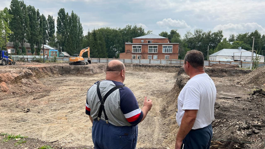 Олег Костин побывал на стройке поликлиники в Базарном Карабулаке, сходил в лес за грибами и спел про русское поле