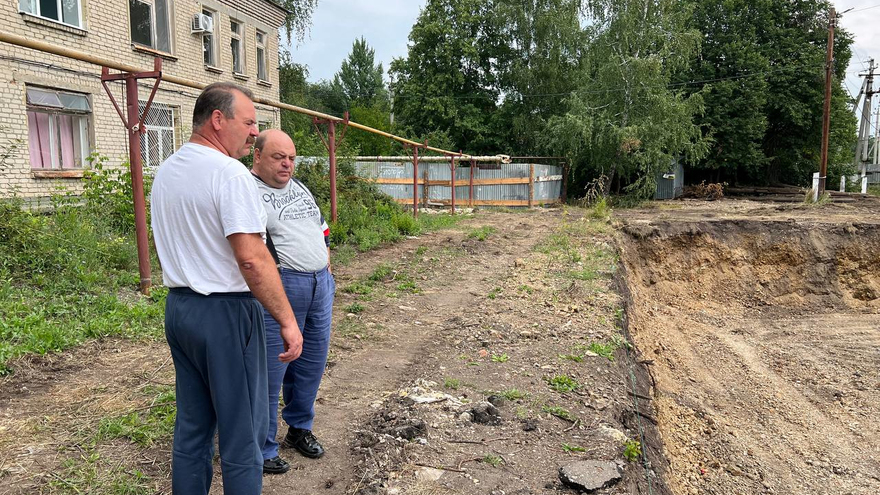 Олег Костин побывал на стройке поликлиники в Базарном Карабулаке, сходил в лес за грибами и спел про русское поле