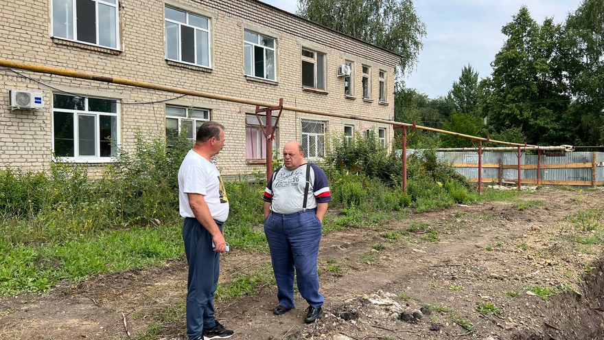 Олег Костин побывал на стройке поликлиники в Базарном Карабулаке, сходил в лес за грибами и спел про русское поле