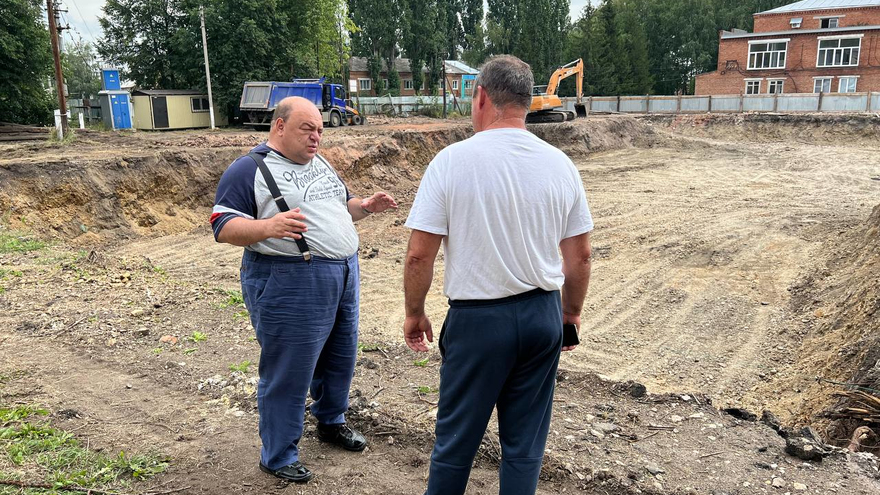 Олег Костин побывал на стройке поликлиники в Базарном Карабулаке, сходил в лес за грибами и спел про русское поле