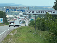 Олег Костин побывал на стройке поликлиники в Базарном Карабулаке, сходил в лес за грибами и спел про русское поле