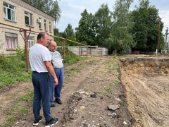 Олег Костин побывал на стройке поликлиники в Базарном Карабулаке, сходил в лес за грибами и спел про русское поле