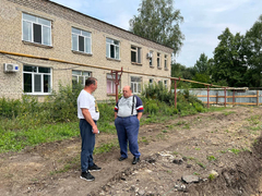 Олег Костин побывал на стройке поликлиники в Базарном Карабулаке, сходил в лес за грибами и спел про русское поле