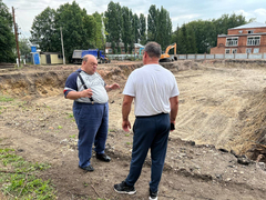 Олег Костин побывал на стройке поликлиники в Базарном Карабулаке, сходил в лес за грибами и спел про русское поле