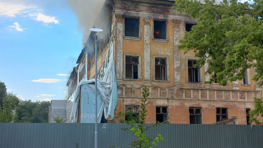 В Энгельсе загорелся Дом офицеров в Летном городке