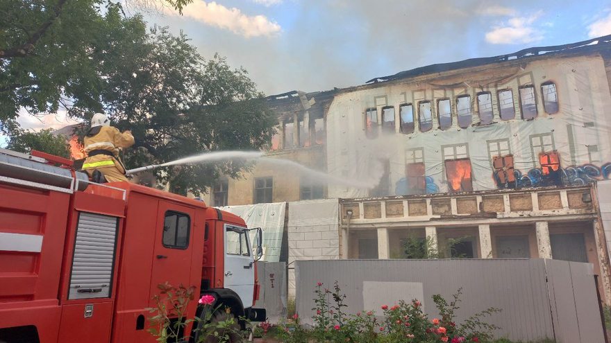Дом офицеров в Энгельсе частично обрушился из-за продолжающегося пожара