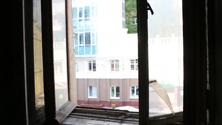 В Саратове пенсионерка выбросила из окна полмиллиона рублей