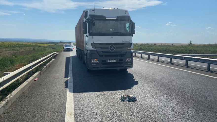 На окраине Саратова фура Mercedes сбила пешехода
