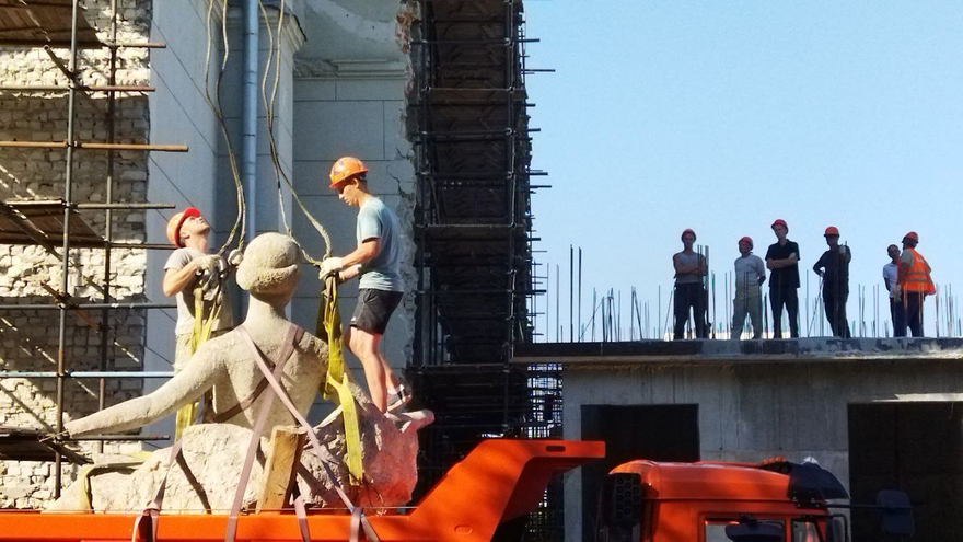 Реконструкция театра оперы и балета в Саратове. На объект вернули скульптуру балерины