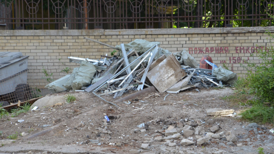 В Балаковском районе устроили незаконную свалку бетона, кирпичей и деревьев