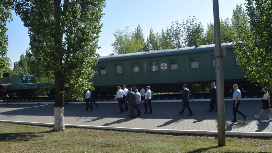 В Парке Победы растянули 90-метровый российский флаг