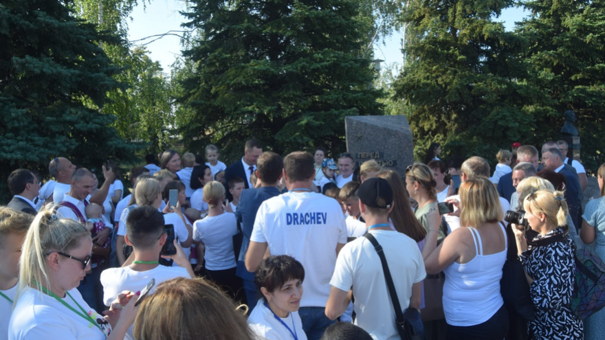 В Парке Победы растянули 90-метровый российский флаг