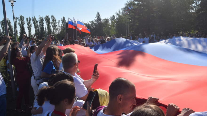 В Парке Победы растянули 90-метровый российский флаг