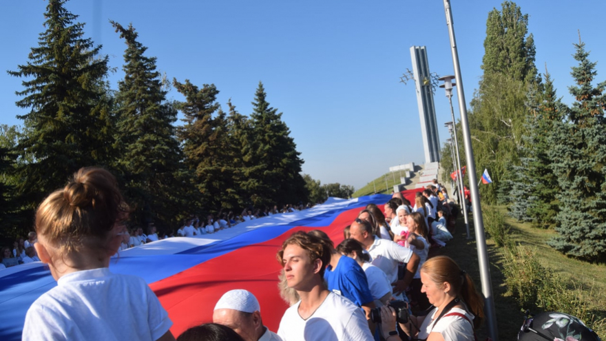 В Парке Победы растянули 90-метровый российский флаг