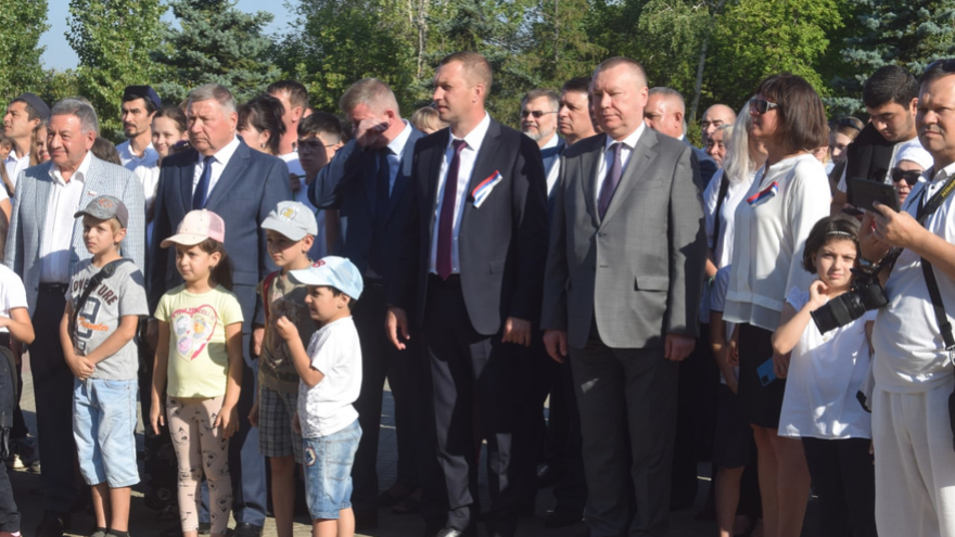 В Парке Победы растянули 90-метровый российский флаг