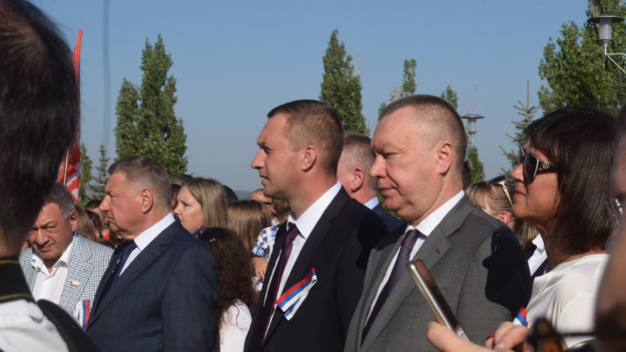 В Парке Победы растянули 90-метровый российский флаг